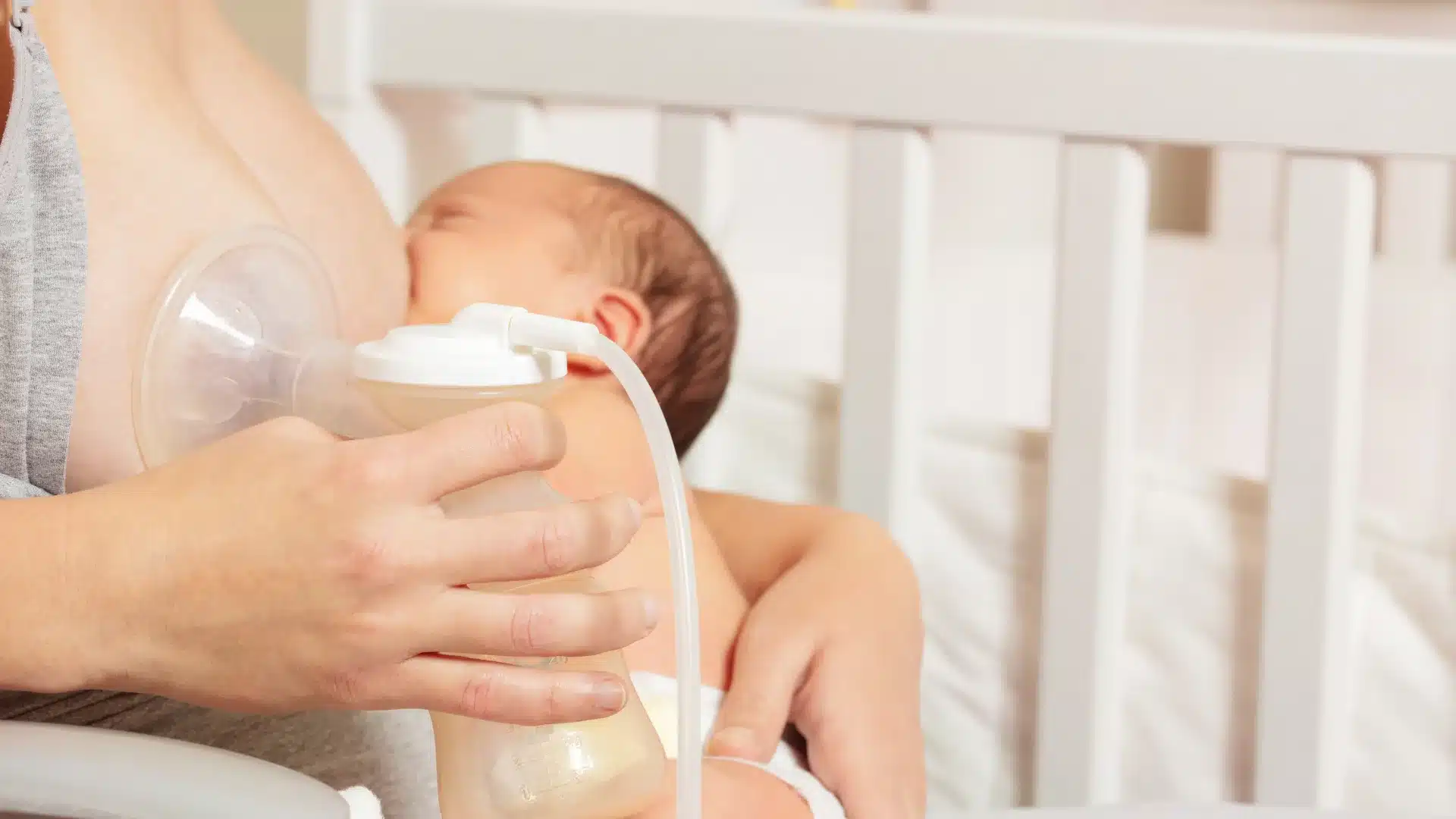 Breastfeeding and Pumping Schedule for New Moms