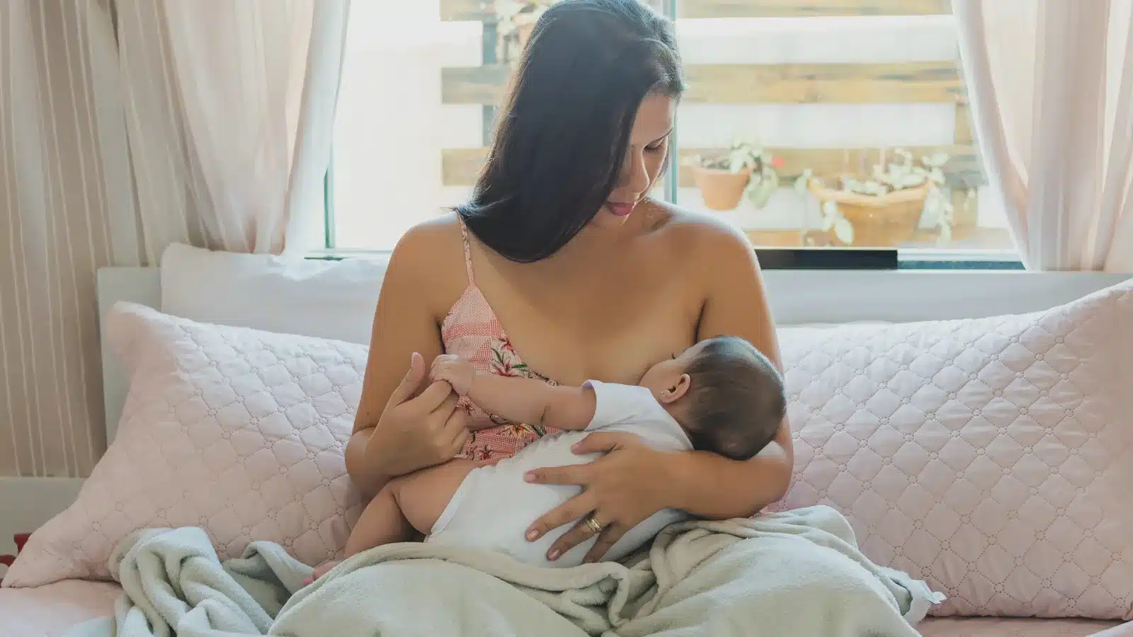 Top Breastfeeding Essentials for New Moms: What to Buy and Why