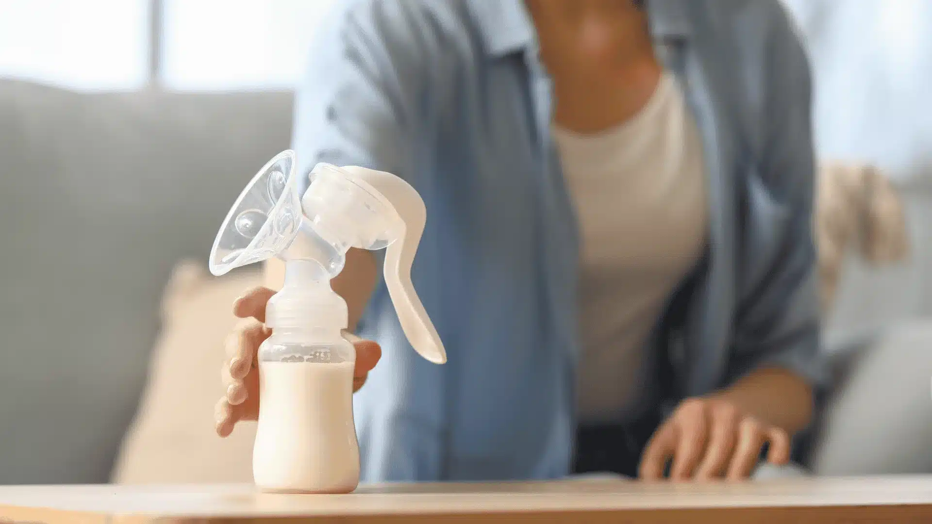 Medela vs Lansinoh Manual Pump: Which One Is Right for You?