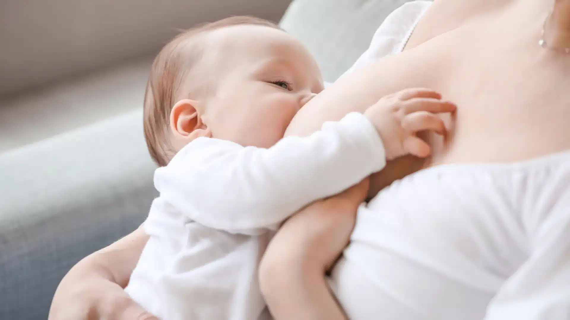 How to Keep a Newborn Awake While Breastfeeding: 10 Practical Tips